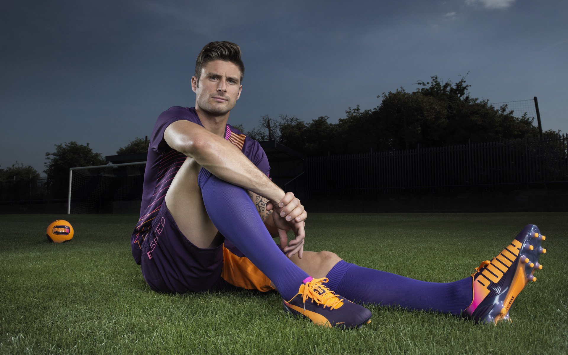 球员是否应在开局阶段刻意控制节奏,开球时球员将球踢回本方半场